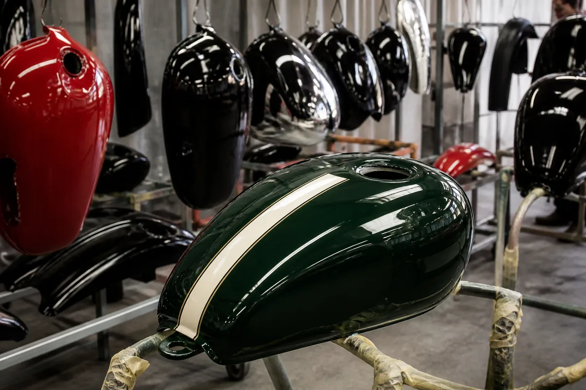 Réservoir de roadster italien peint en vert profond avec bande longitudinale crème