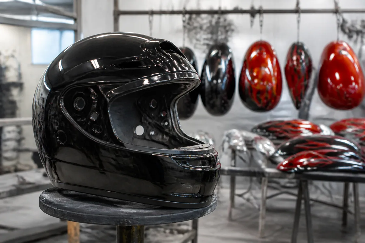 Casque intégral posé sur un support d’atelier, écran et intérieur déposés