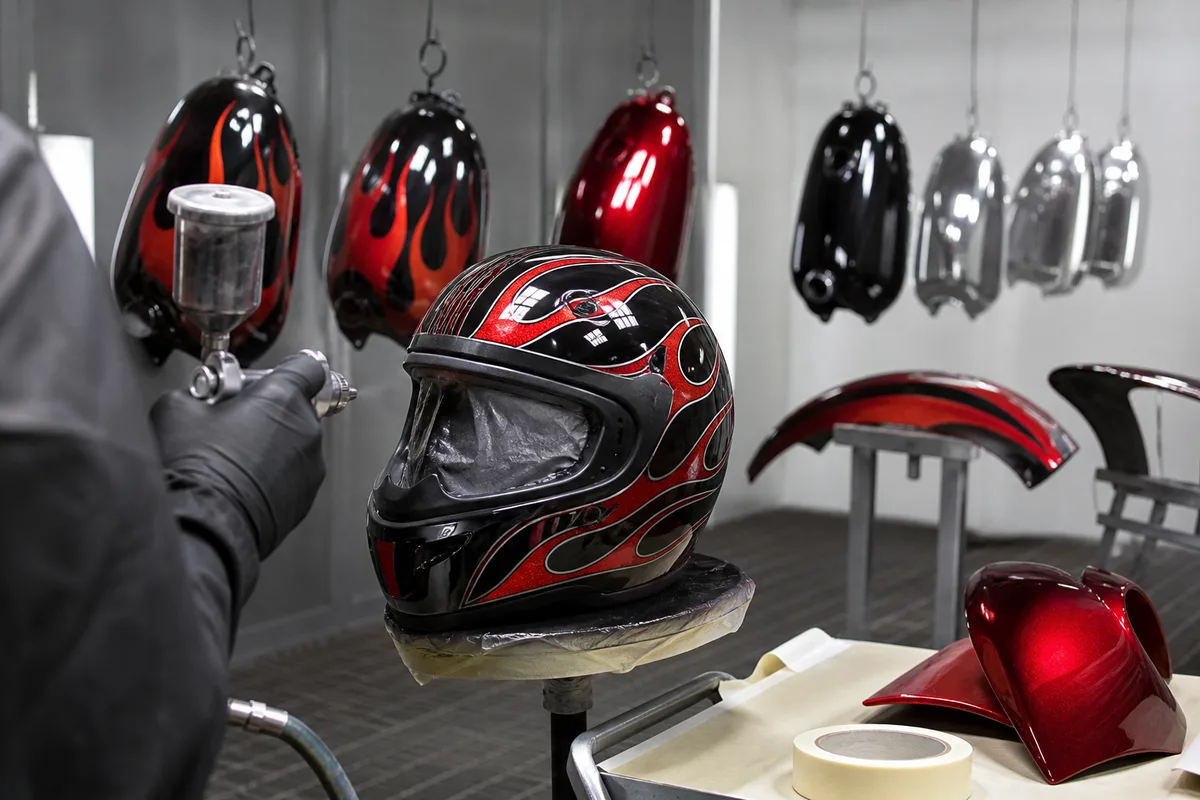 Peindre un casque moto : règles et technique