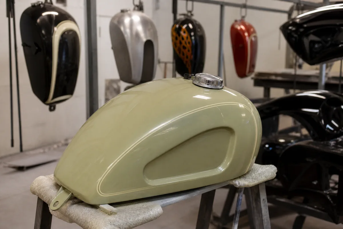 Réservoir rétro peint en vert amande avec filet crème tracé à la main